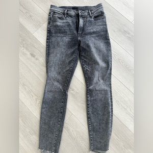 Mother Stunner Zip Ankle Fray. Size 29. Edgy black/grey with ankle fray.